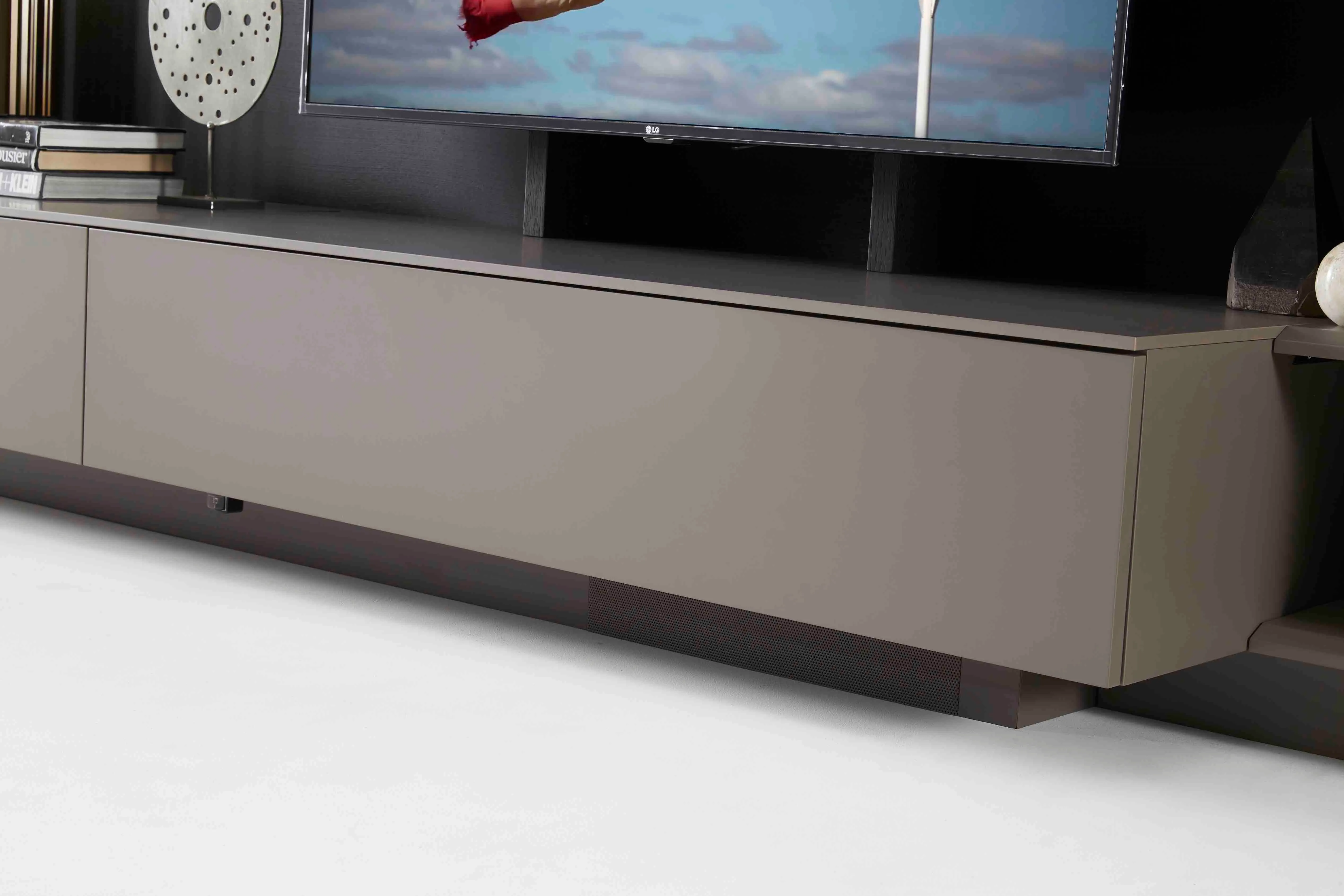 Freestanding Media Units