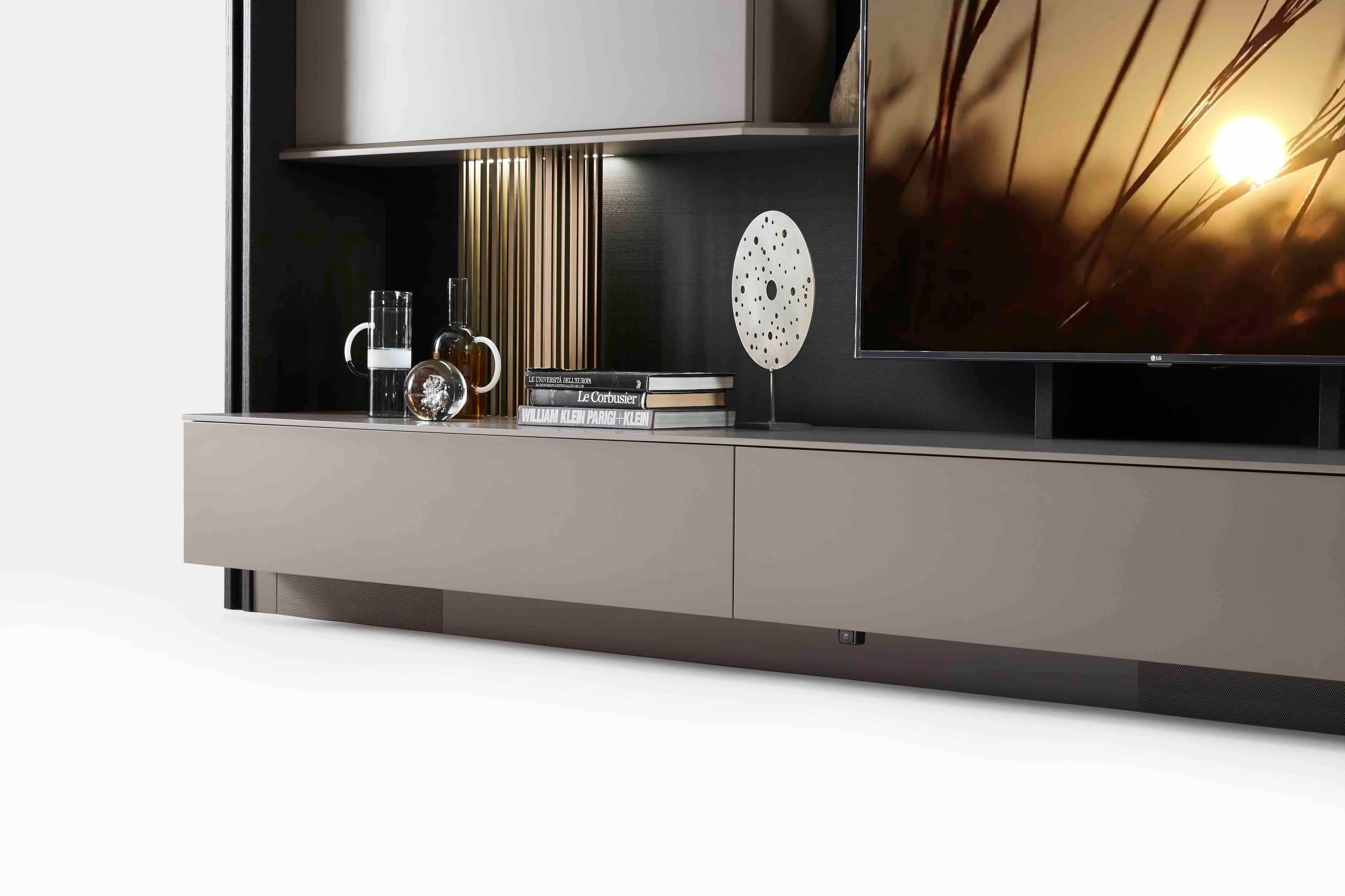 Freestanding Media Units